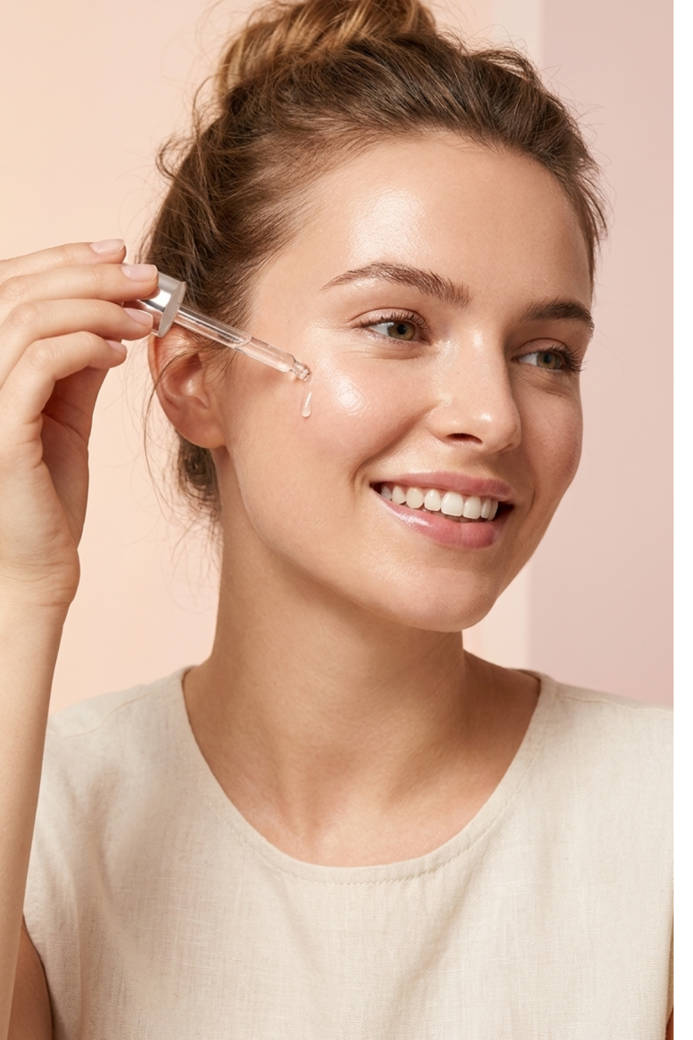 Mulher aplicando sérum facial com ácido hialurônico para hidratação prolongada.